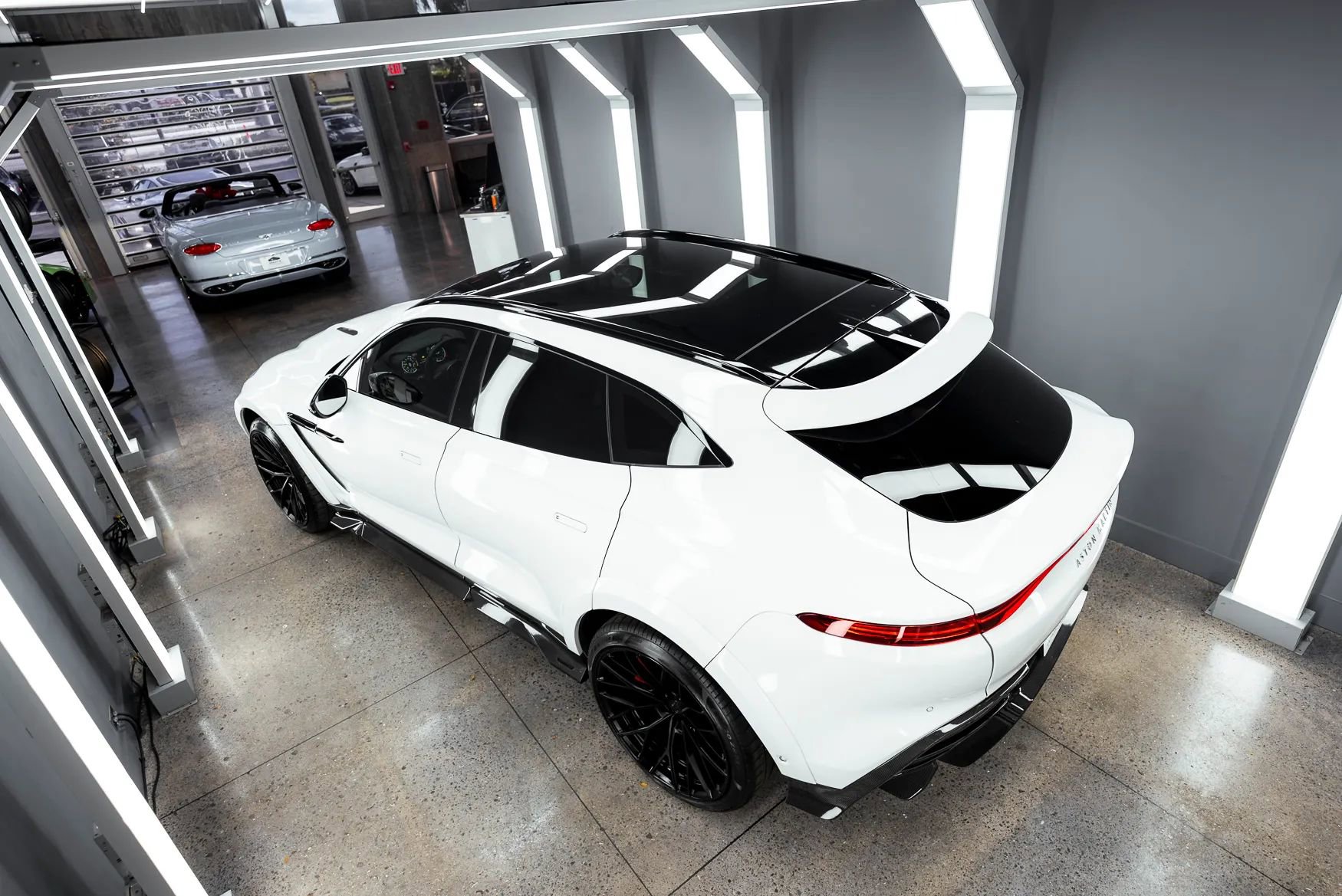 Used 2021 Aston Martin DBX AWD/4WD image 11