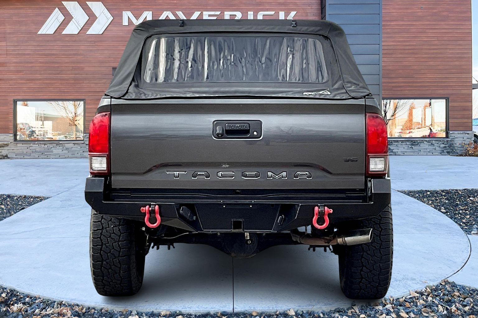 Used 2018 Toyota Tacoma TRD Off-Road w/ Technology Package AWD/4WD image 6