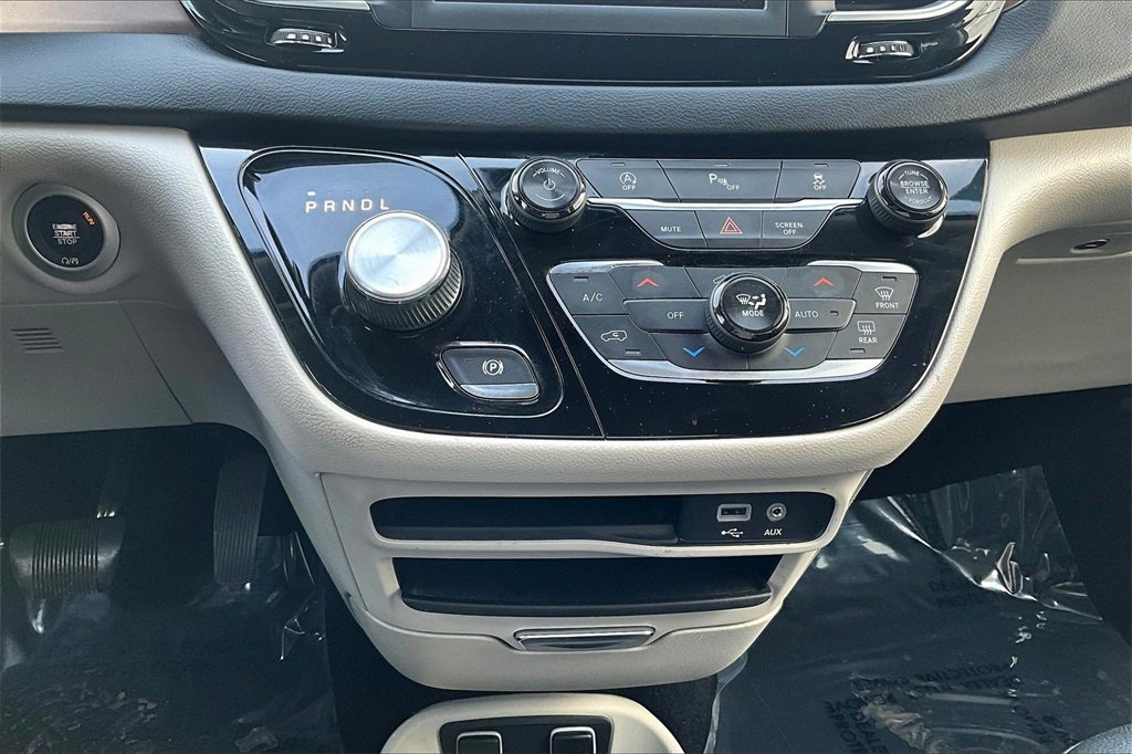 Used 2018 Chrysler Pacifica Touring-L image 14