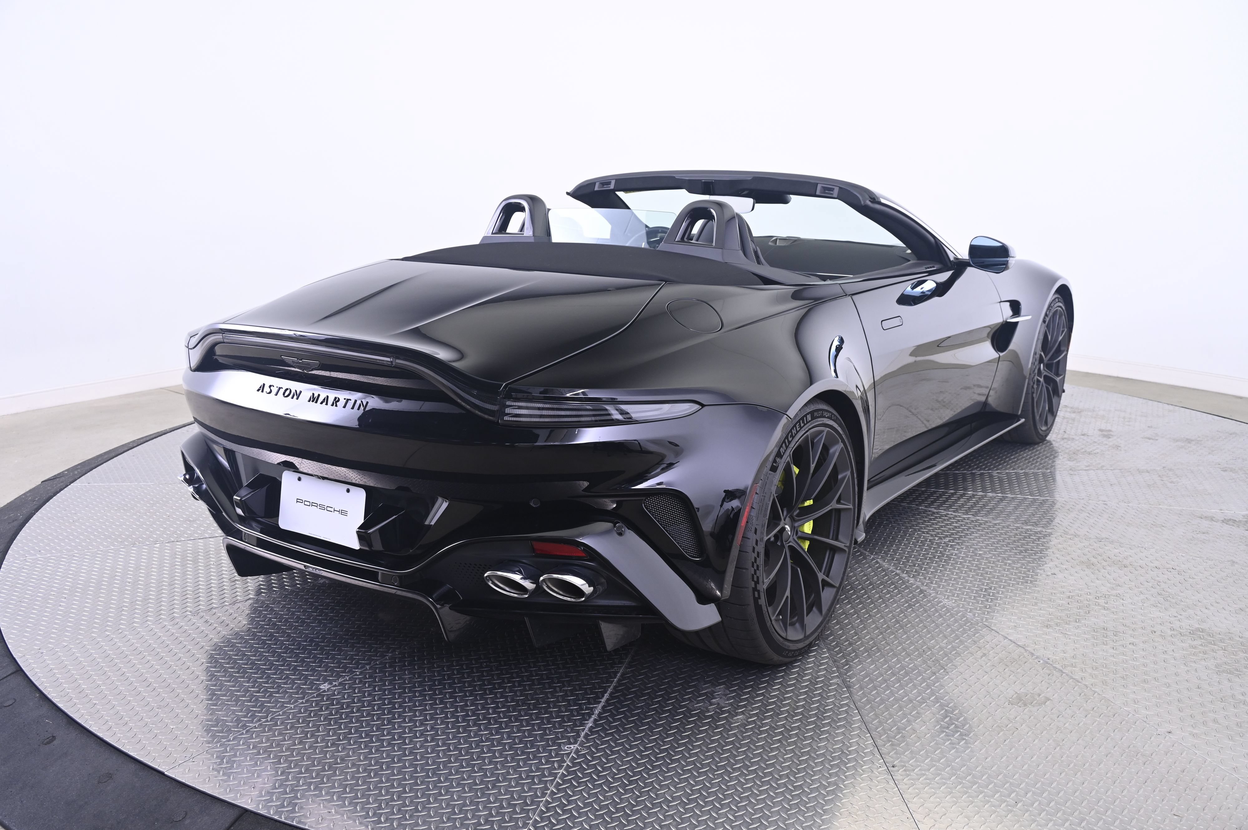 Used 2026 Aston Martin V8 Vantage Coupe RWD image 7