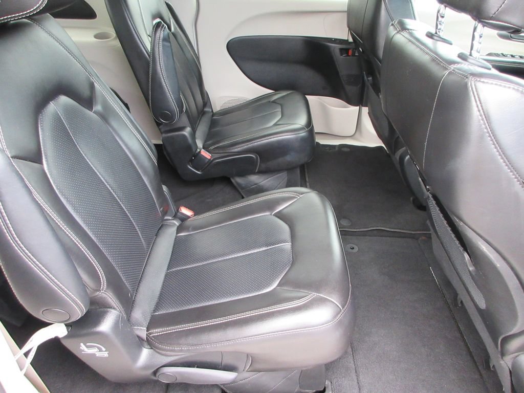 Used 2023 Chrysler Pacifica Touring-L FWD image 17