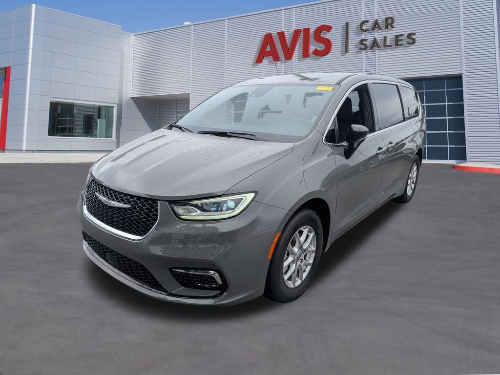 Used 2025 Chrysler Pacifica Select