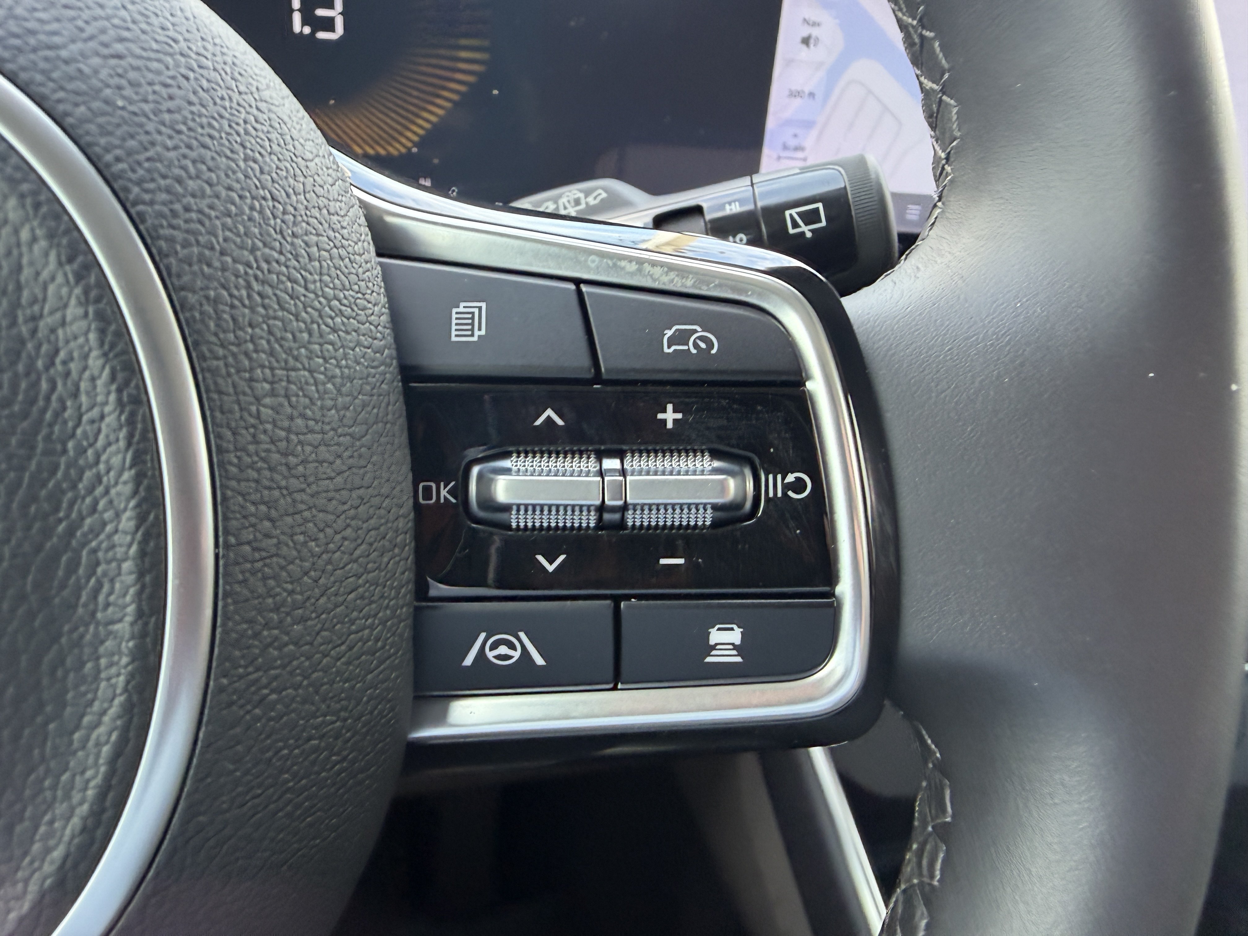 Certified 2025 Kia Carnival EX FWD image 25