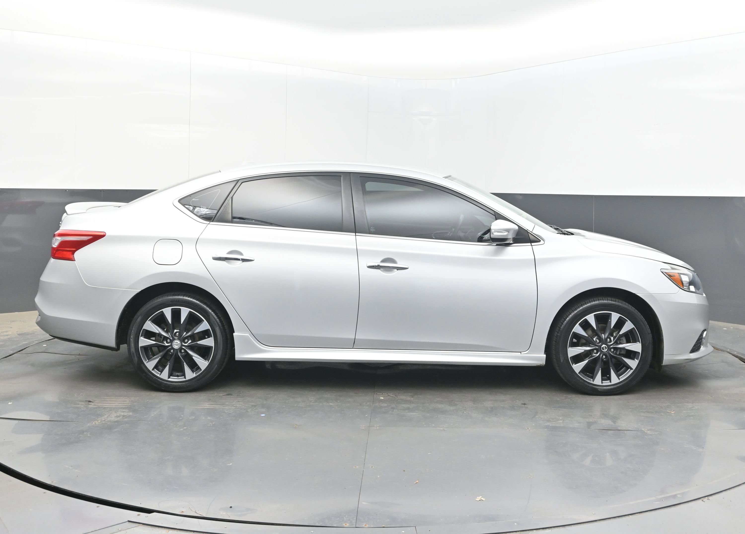 Used 2018 Nissan Sentra SR w/ Technology Package image 10