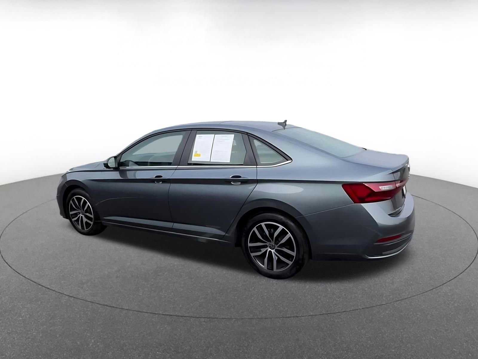 Used 2025 Volkswagen Jetta SE image 11