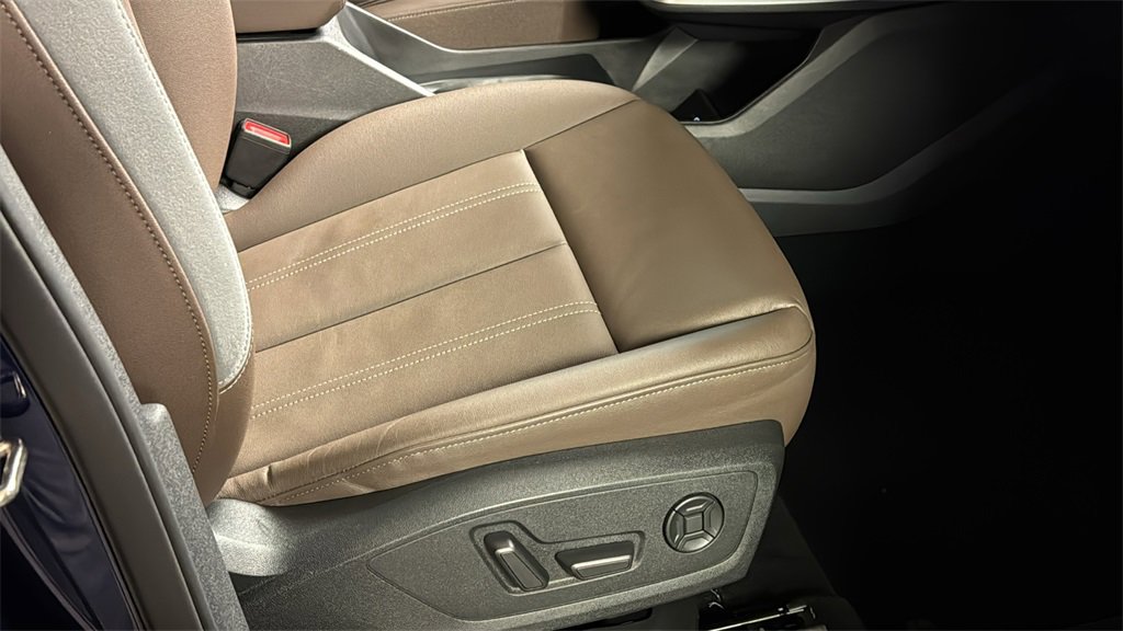 Used 2024 Audi Q4 e-tron Prestige image 11