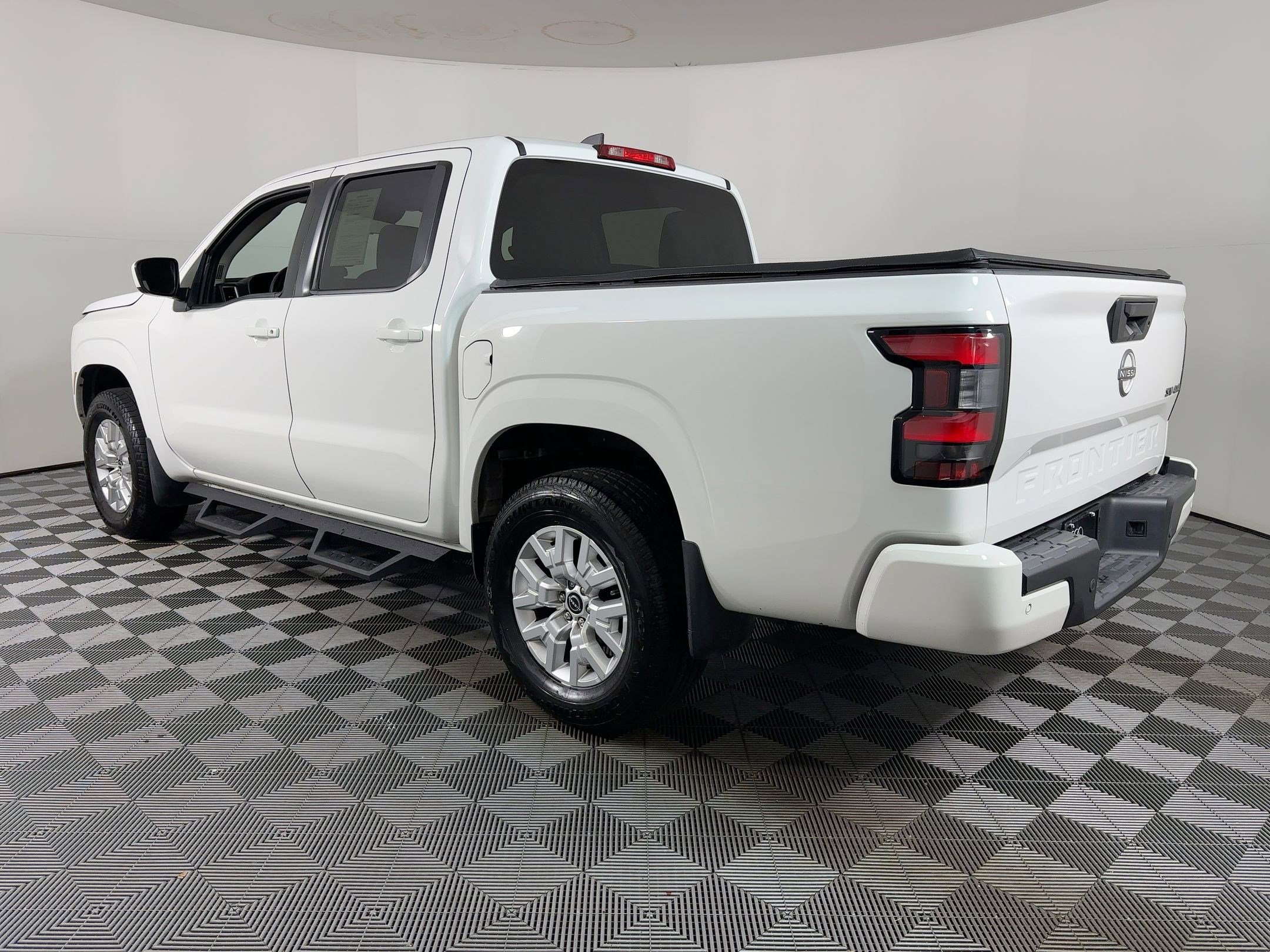 Used 2023 Nissan Frontier SV w/ Technology Package image 2