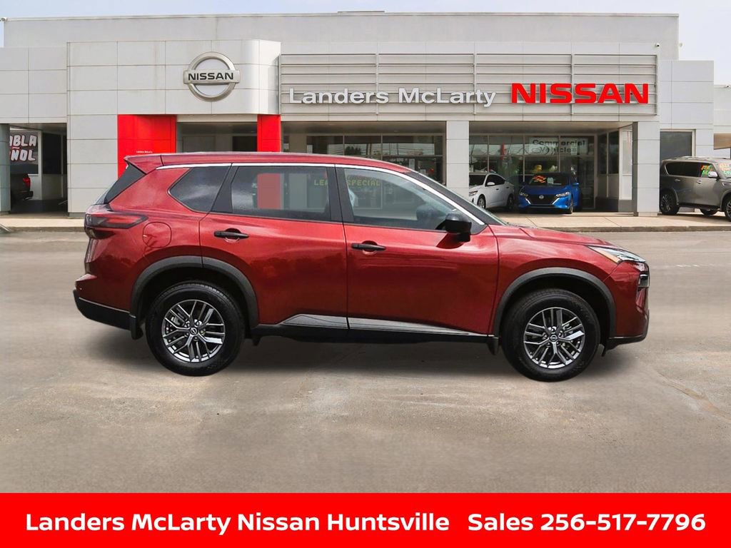 Used 2025 Nissan Rogue S AWD/4WD image 2