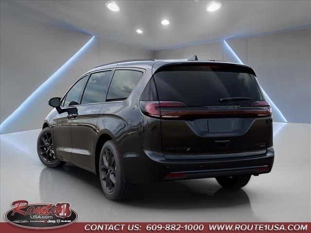New 2027 Chrysler Pacifica Limited AWD/4WD image 3