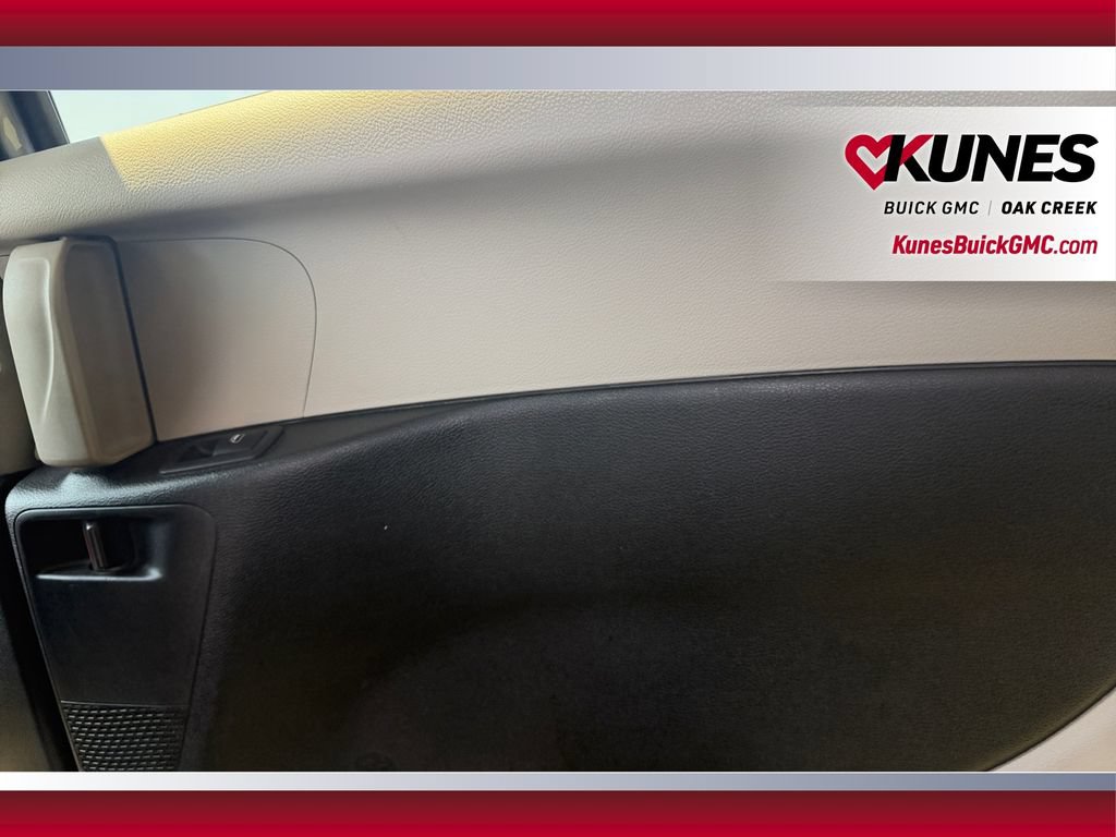 Used 2023 Chrysler Pacifica Touring-L FWD image 38