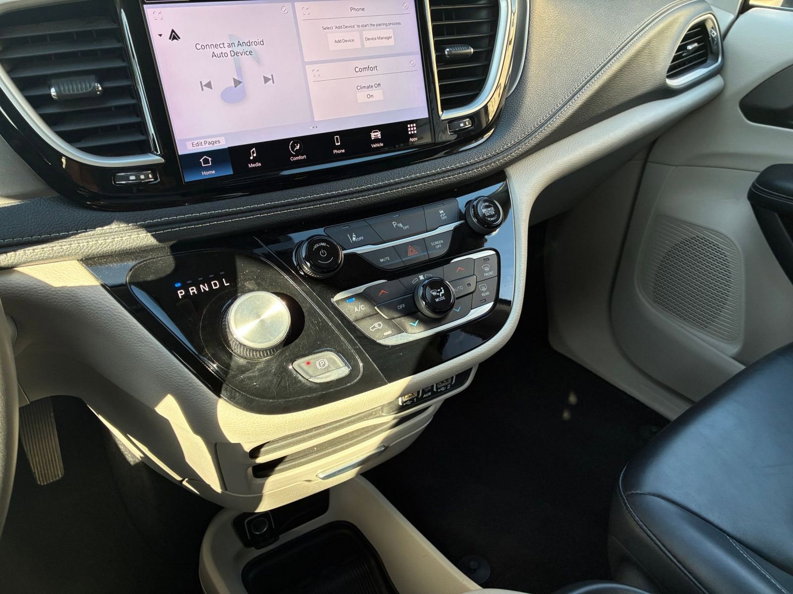 Used 2023 Chrysler Pacifica Touring-L image 44