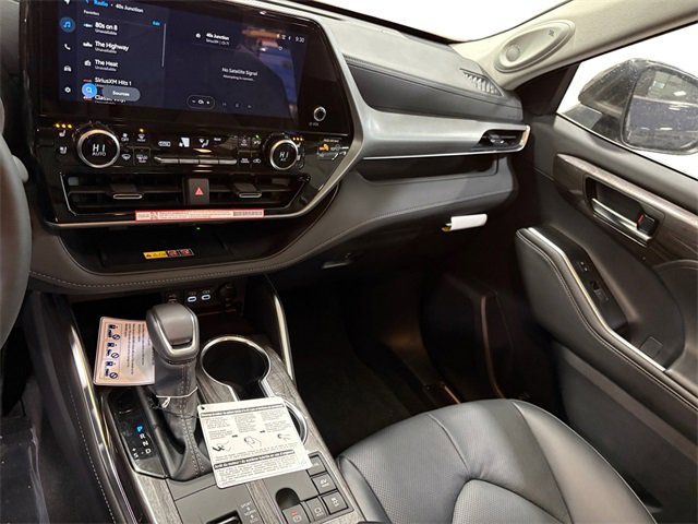 New 2026 Toyota Highlander Platinum image 14