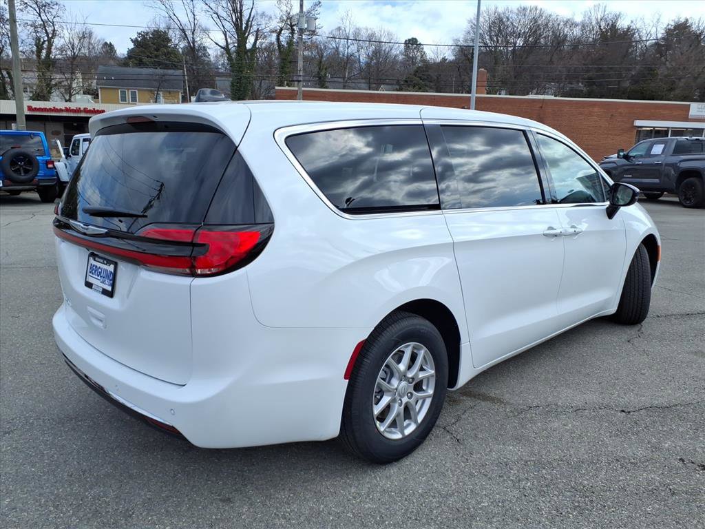 New 2026 Chrysler Pacifica Select image 4