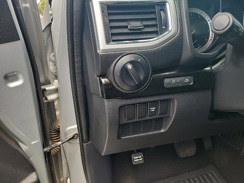 Used 2017 Nissan Titan SV AWD/4WD image 20