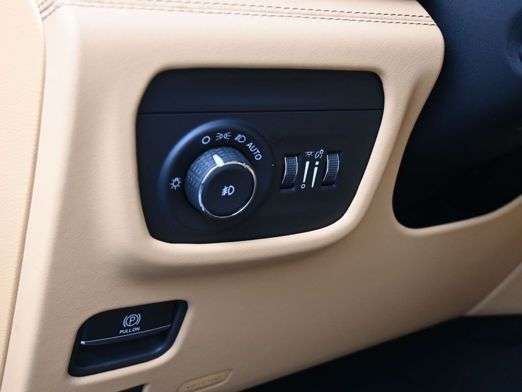 New 2025 Jeep Grand Cherokee Summit image 16