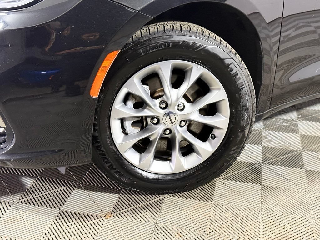 Used 2023 Chrysler Pacifica Touring-L AWD/4WD image 2