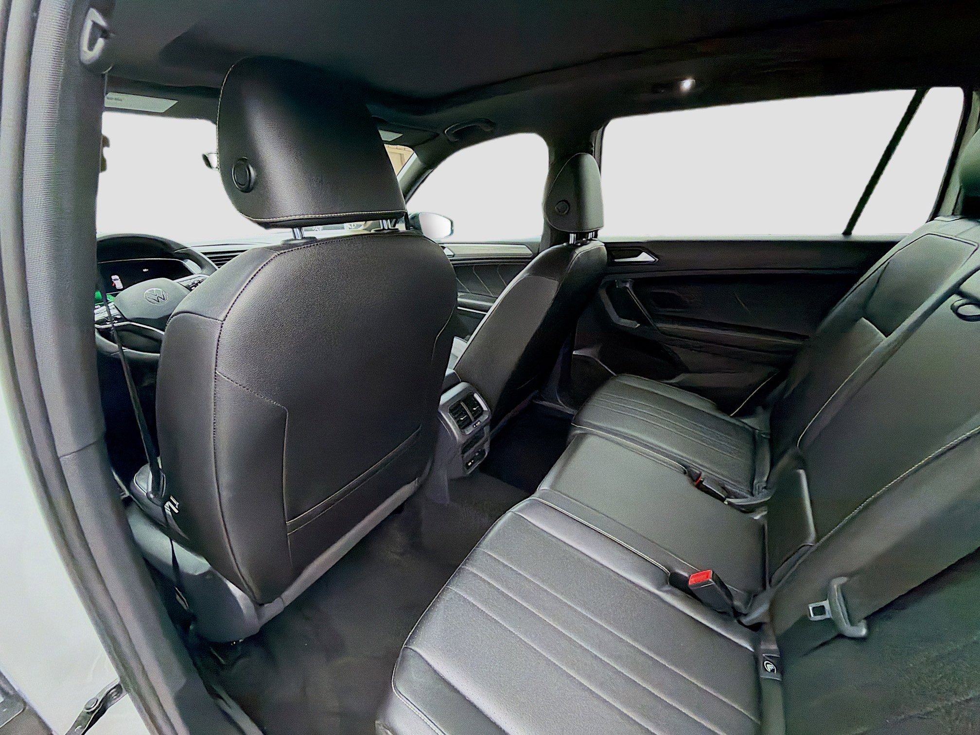 Used 2023 Volkswagen Tiguan SE R-Line image 25