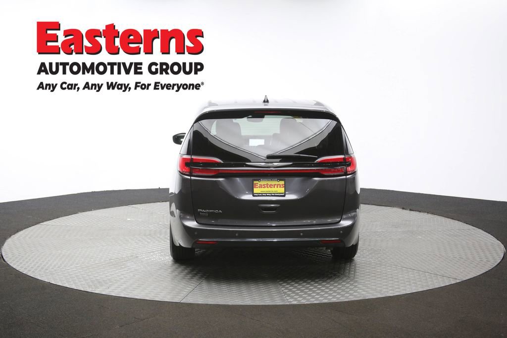 Used 2023 Chrysler Pacifica Touring-L image 37