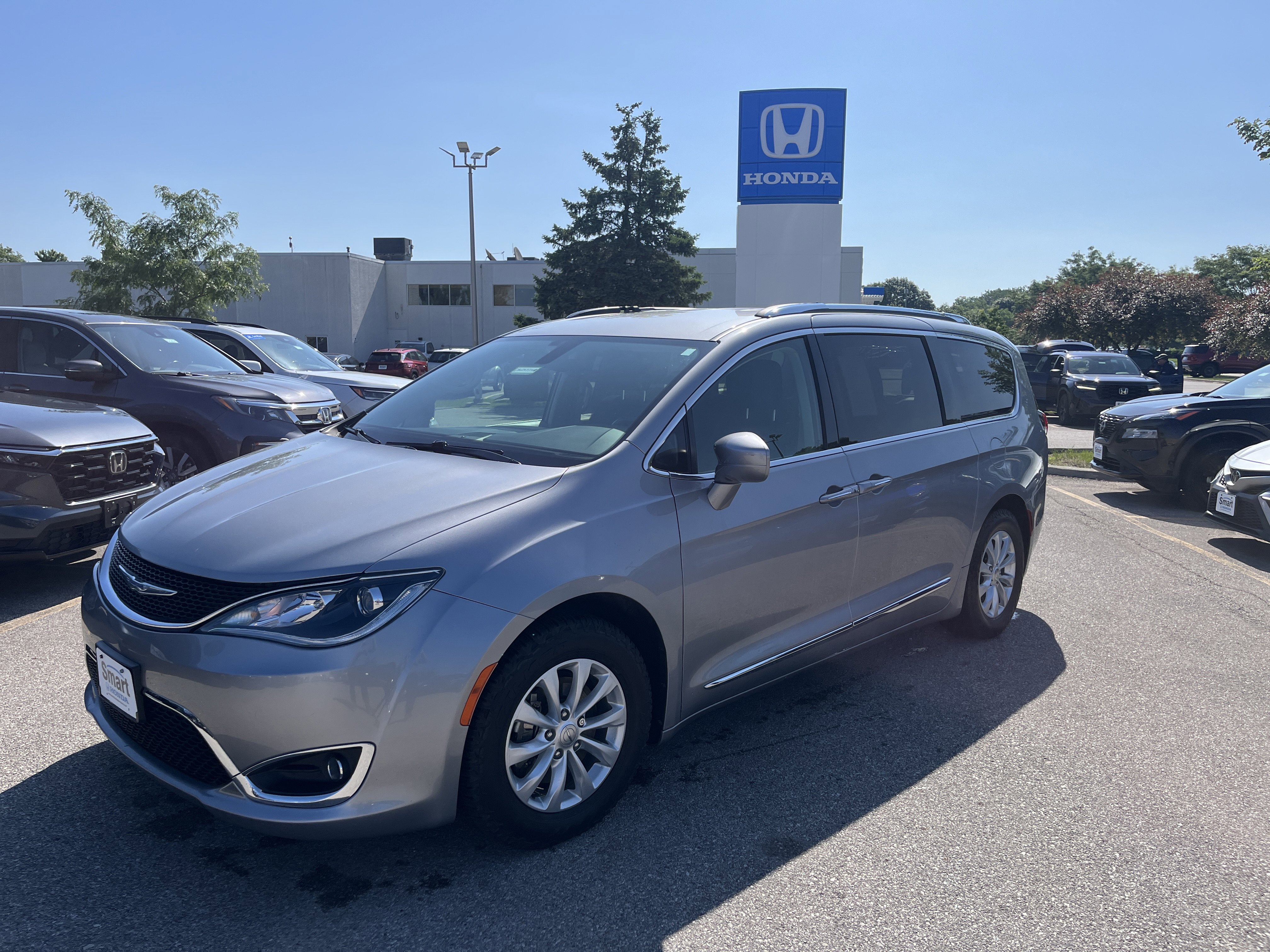 Used 2018 Chrysler Pacifica Touring-L Plus FWD image 1