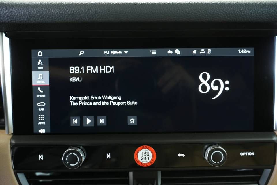 Certified 2025 Porsche Macan AWD/4WD image 18