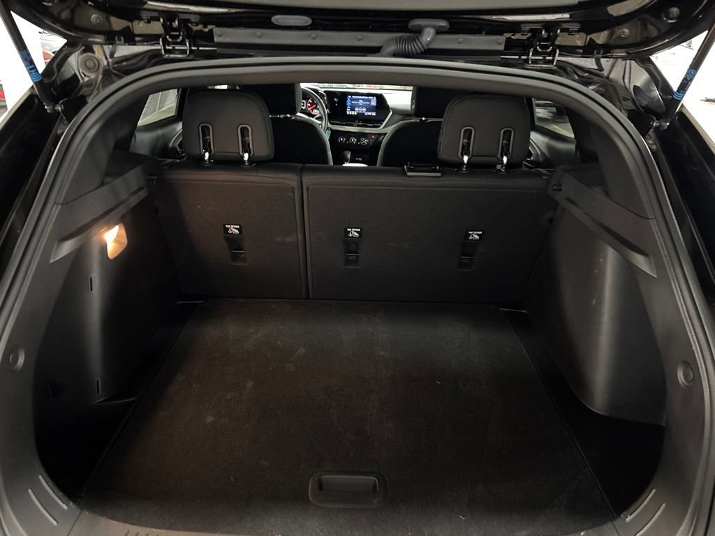 Used 2025 Chevrolet Trax RS FWD image 28
