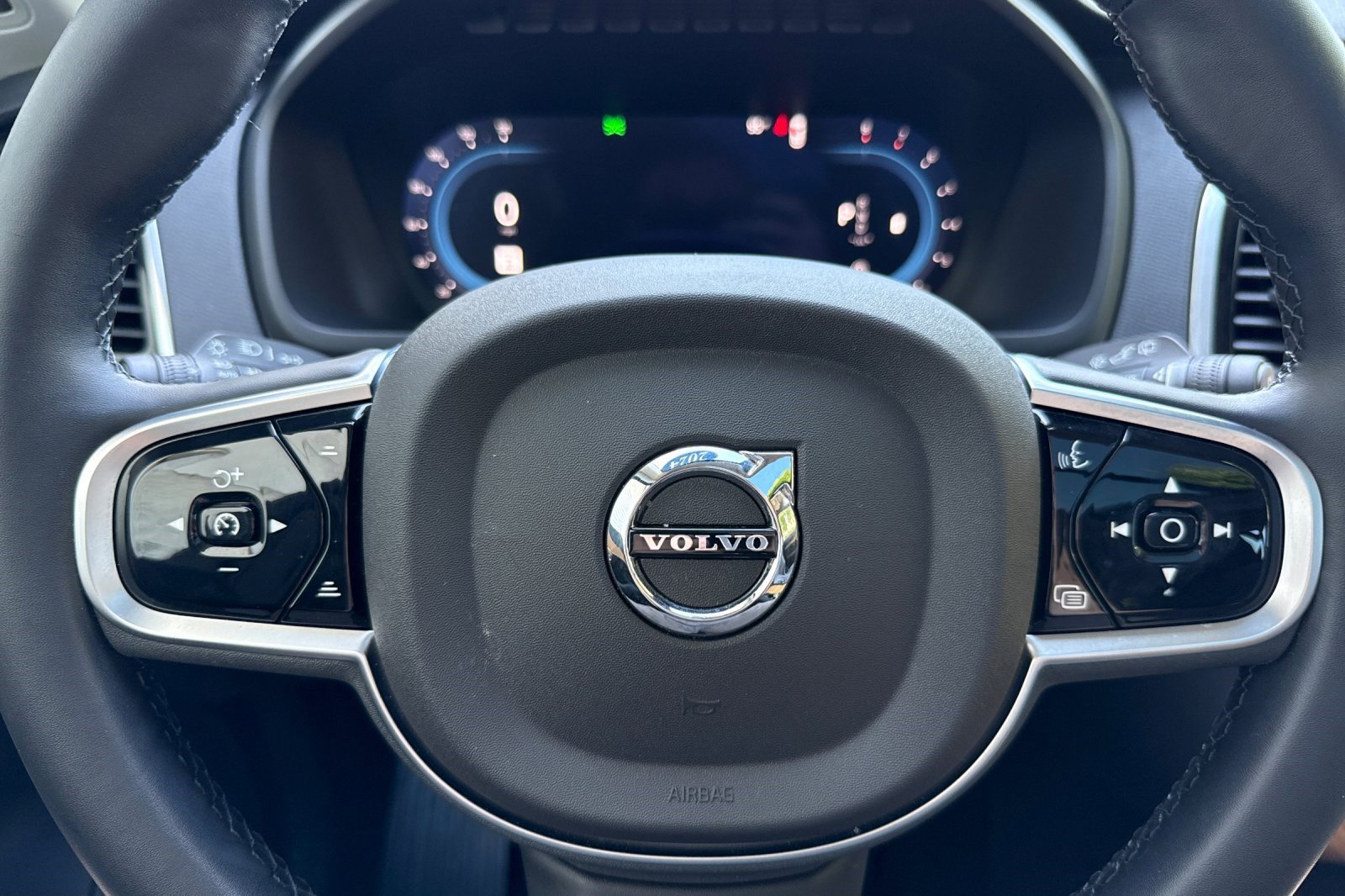 Used 2025 Volvo XC90 B6 Ultra image 31