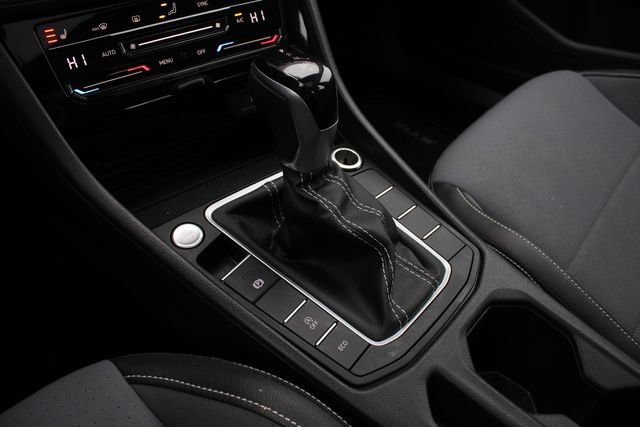 Used 2025 Volkswagen Jetta SE w/ Sunroof Package image 19