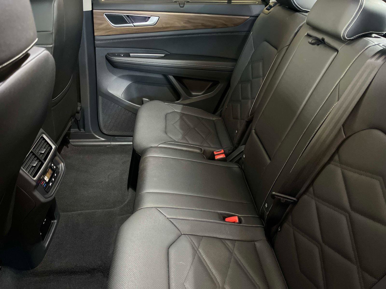 Certified 2025 Volkswagen Atlas SE image 13