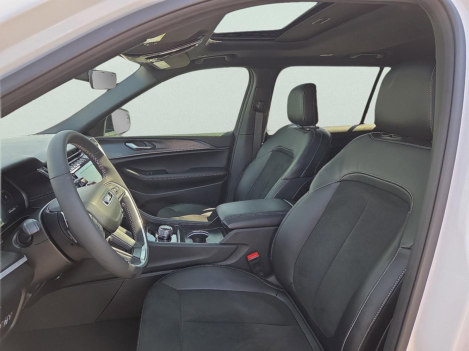 Used 2025 Jeep Grand Cherokee L Altitude image 14