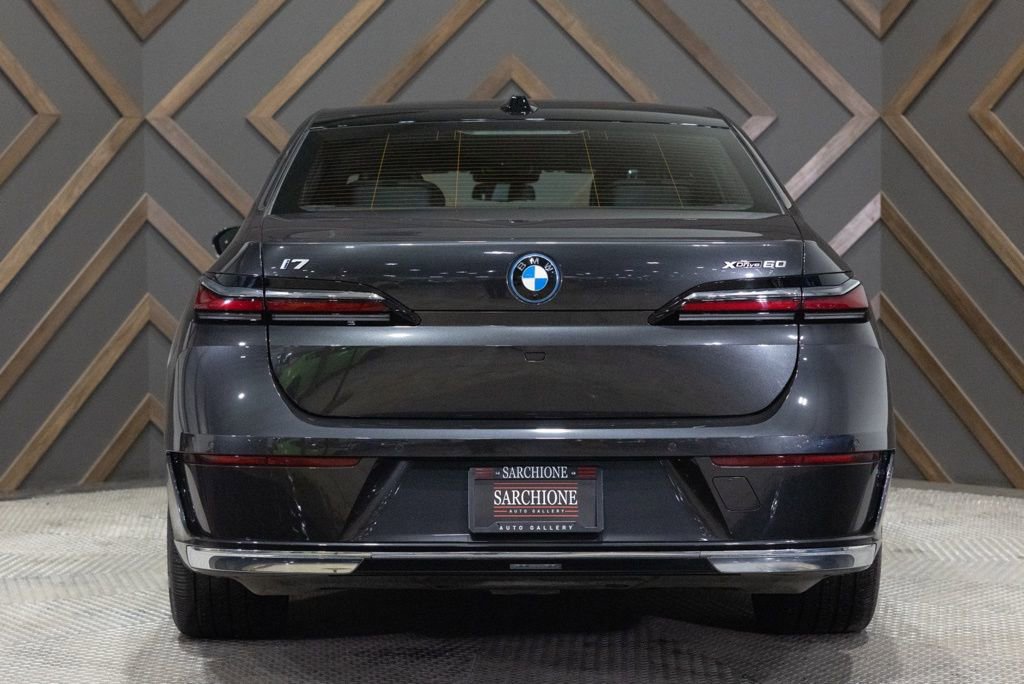 Used 2025 BMW i7 xDrive60 image 17