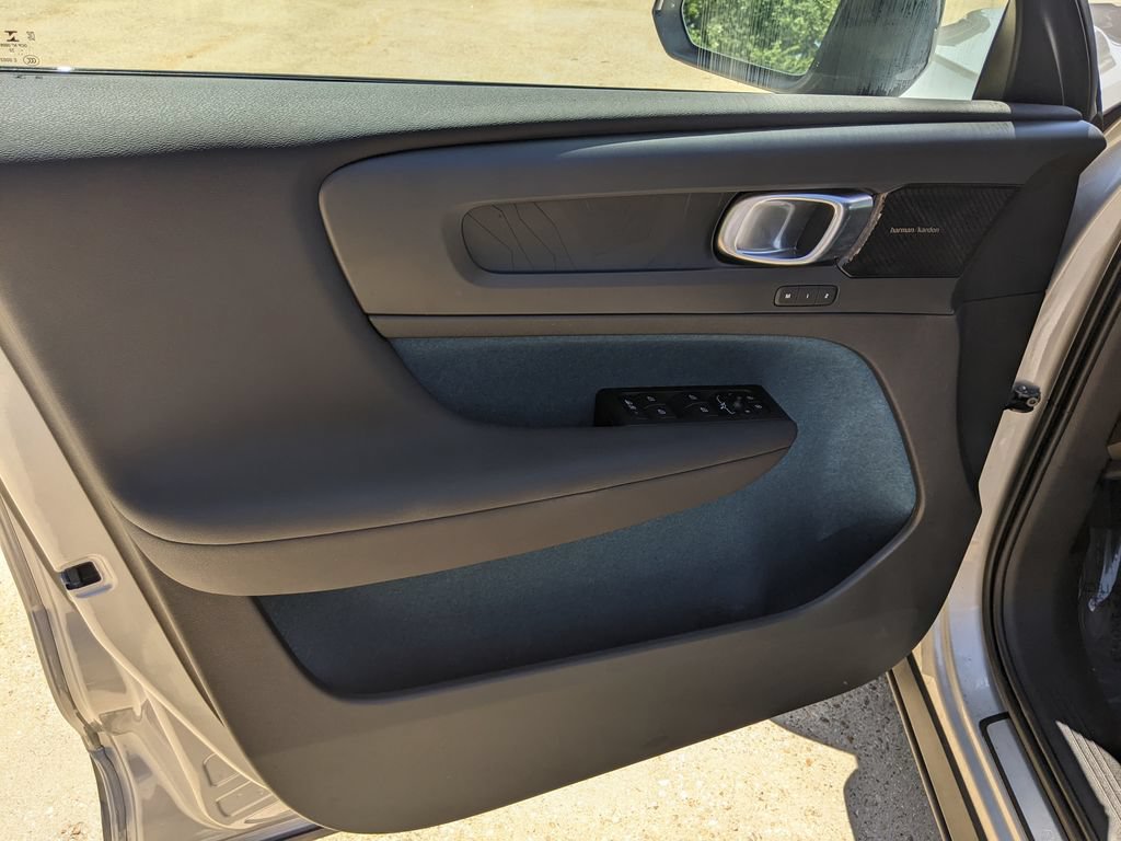 Certified 2023 Volvo XC40 Recharge Ultimate AWD/4WD image 9