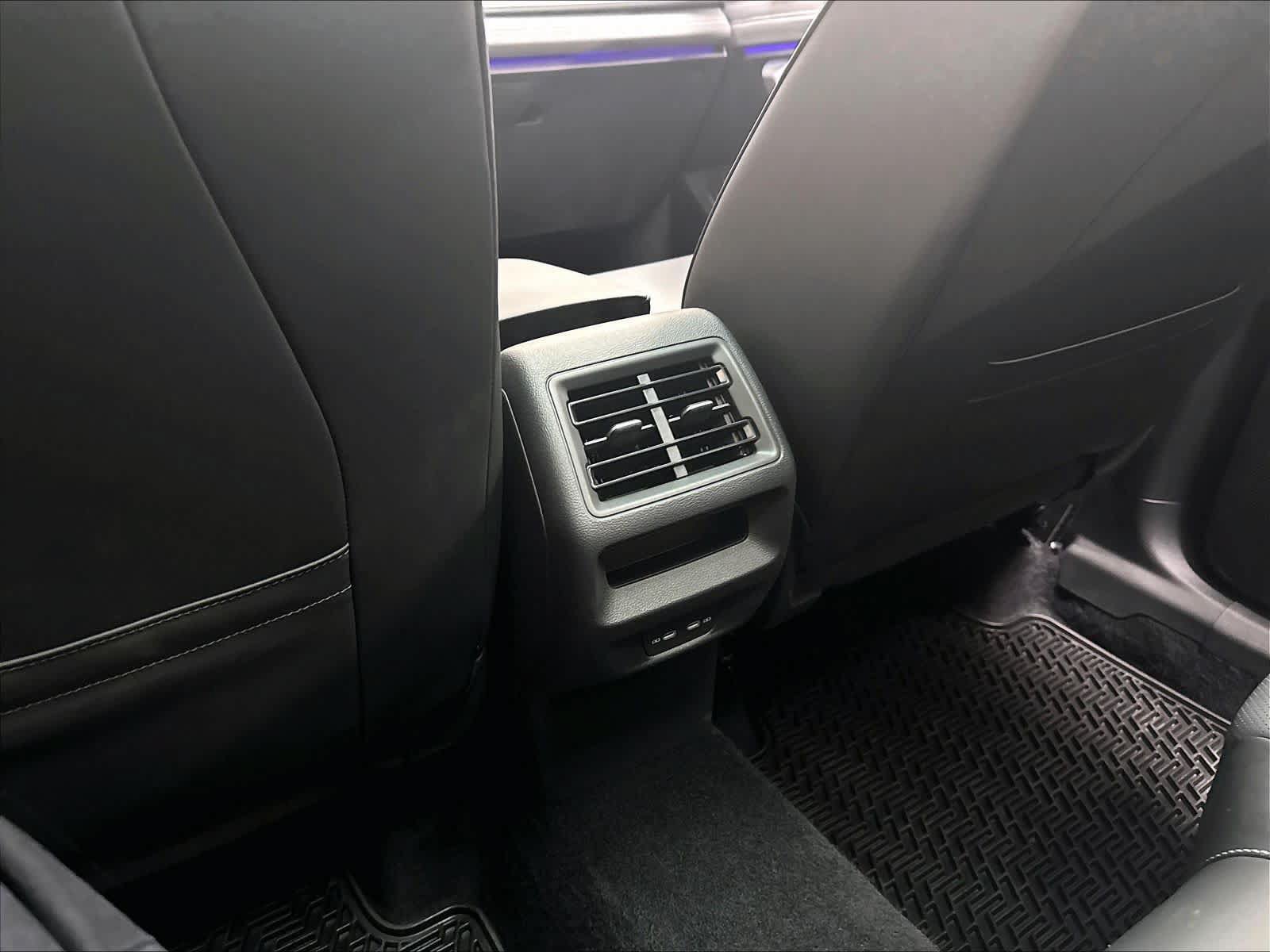 Used 2026 Volkswagen Tiguan SE w/ Panoramic Sunroof Package AWD/4WD image 13