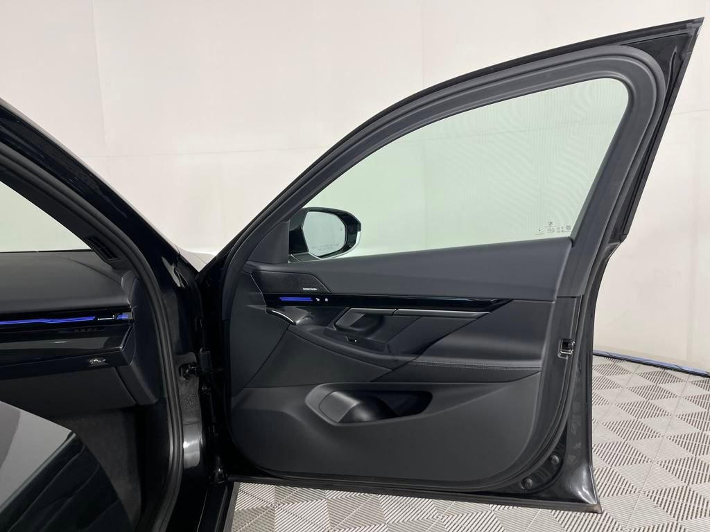 Used 2024 BMW 530i xDrive image 31