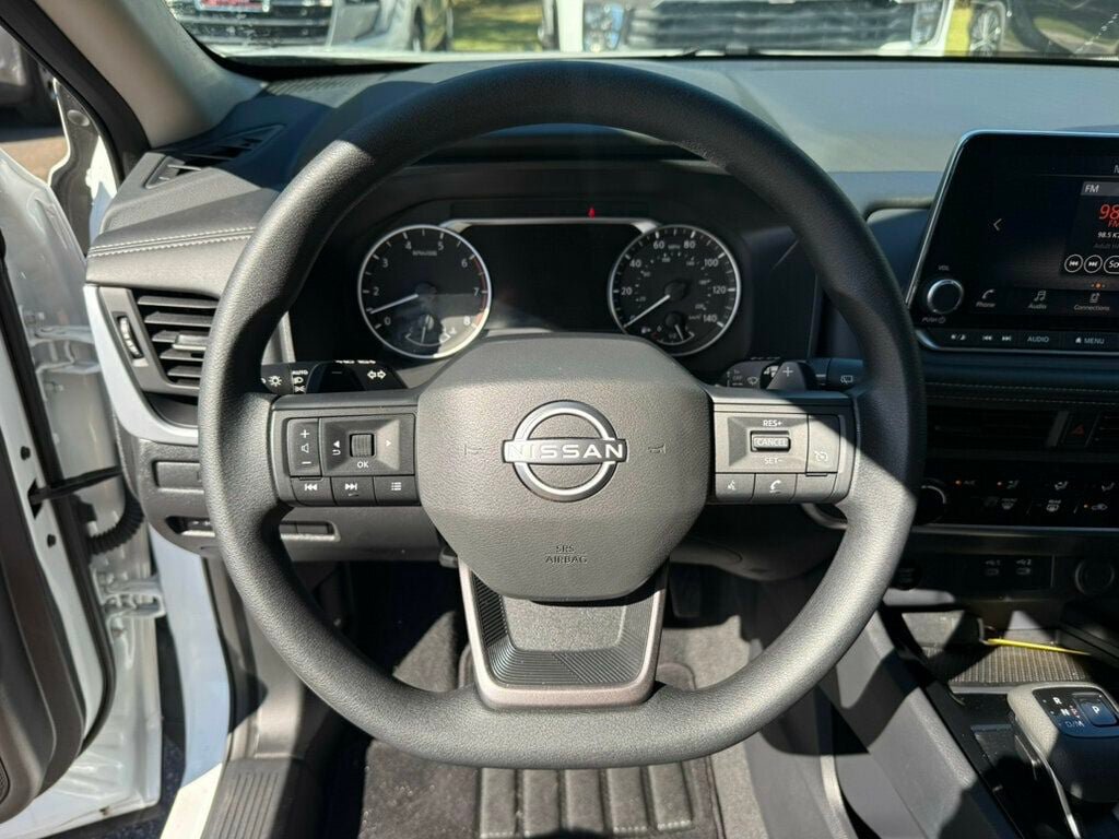 Used 2025 Nissan Rogue S FWD image 5