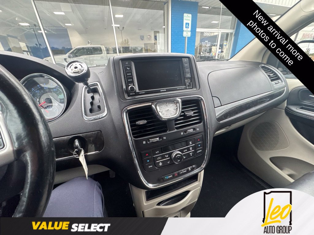 Used 2015 Chrysler Town & Country Touring w/ Driver Convenience Group FWD image 5