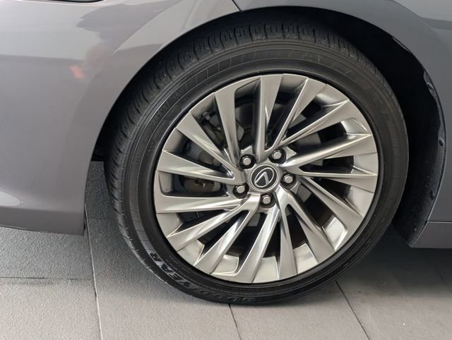 Used 2019 Lexus ES 350 Ultra Luxury w/ Accessory Package 2 image 4