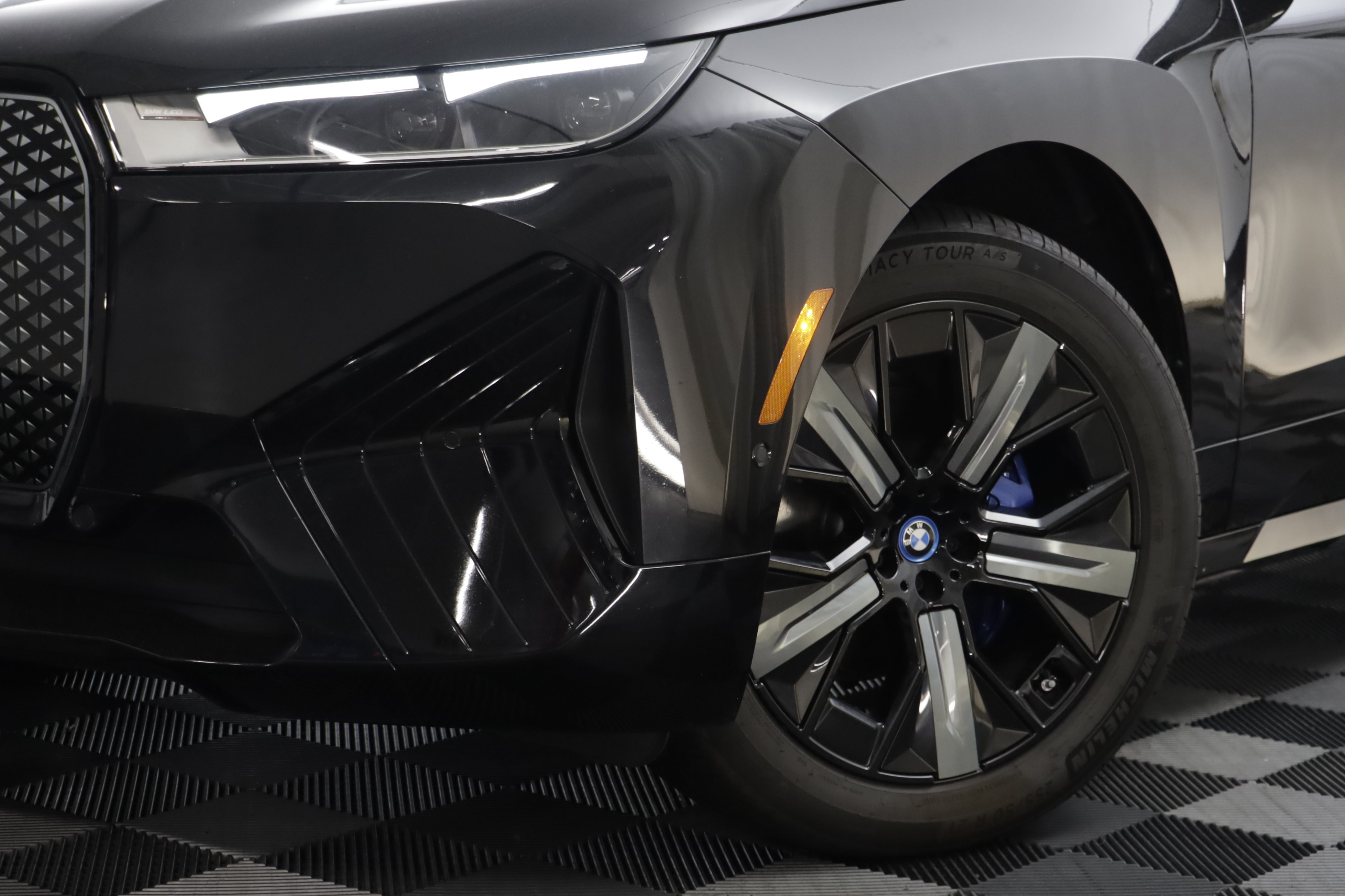 Used 2024 BMW iX xDrive50 w/ Premium Package AWD/4WD image 3