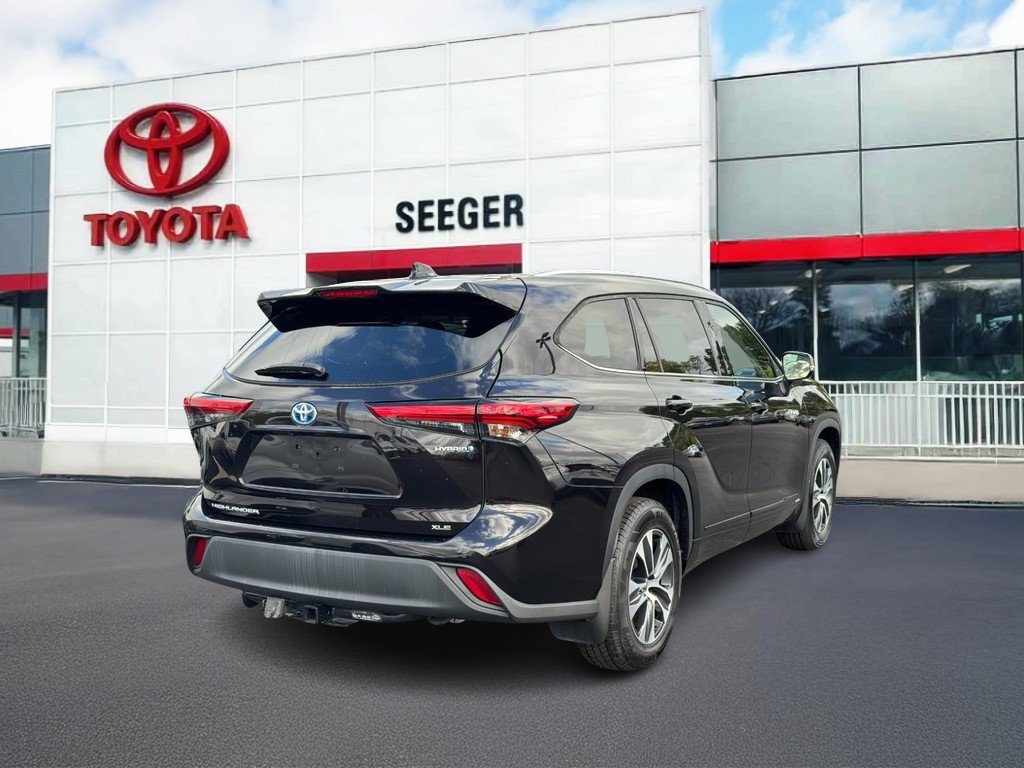 Used 2021 Toyota Highlander XLE AWD/4WD image 3