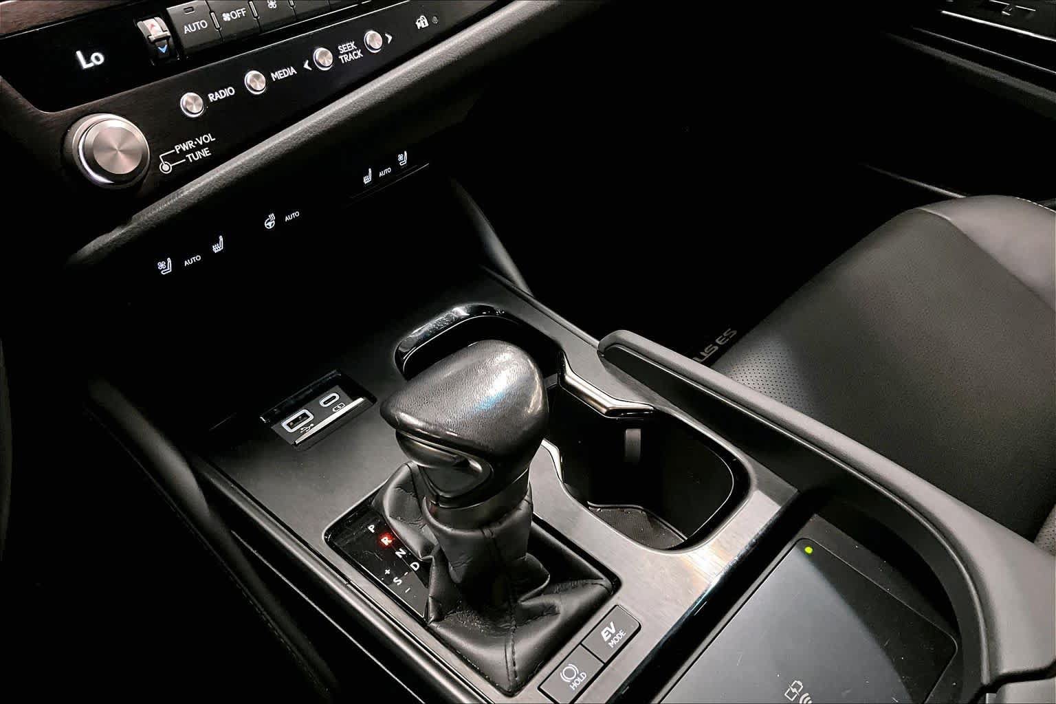Used 2024 Lexus ES 300h w/ Premium Package FWD image 16