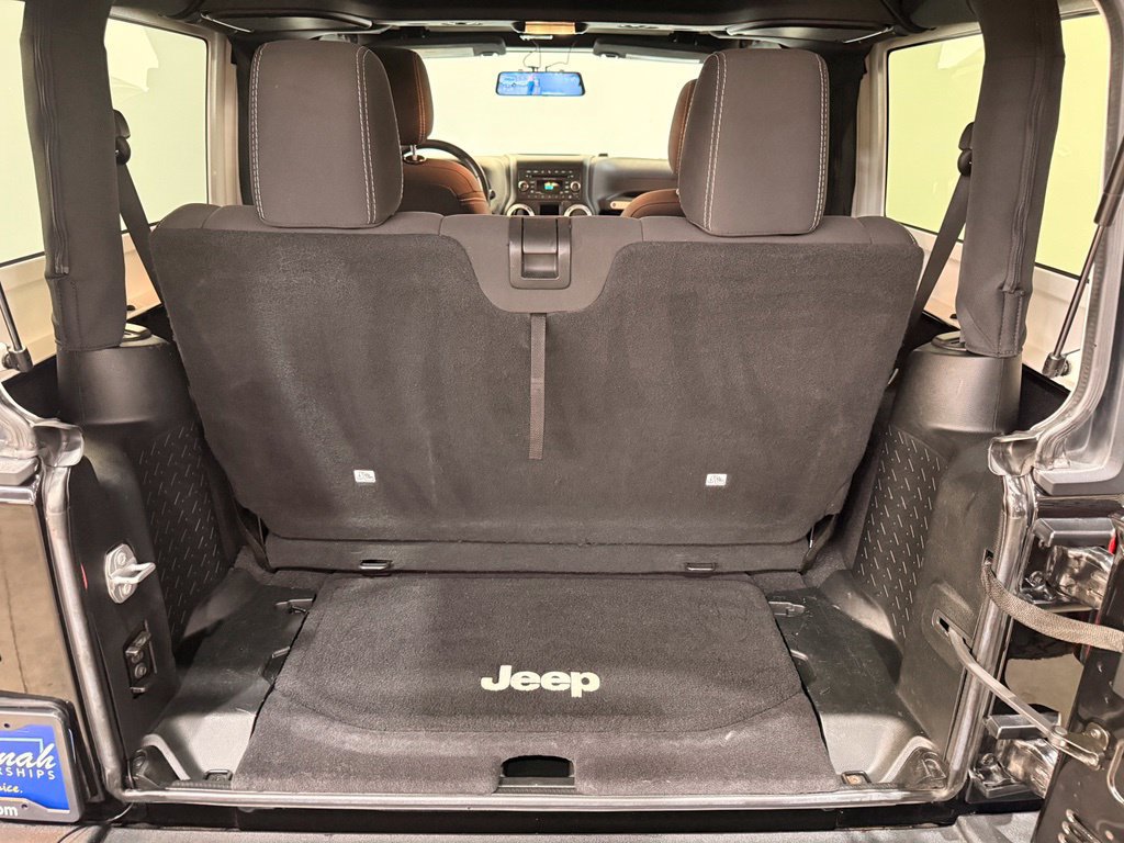 Used 2017 Jeep Wrangler Rubicon w/ Connectivity Group AWD/4WD image 13
