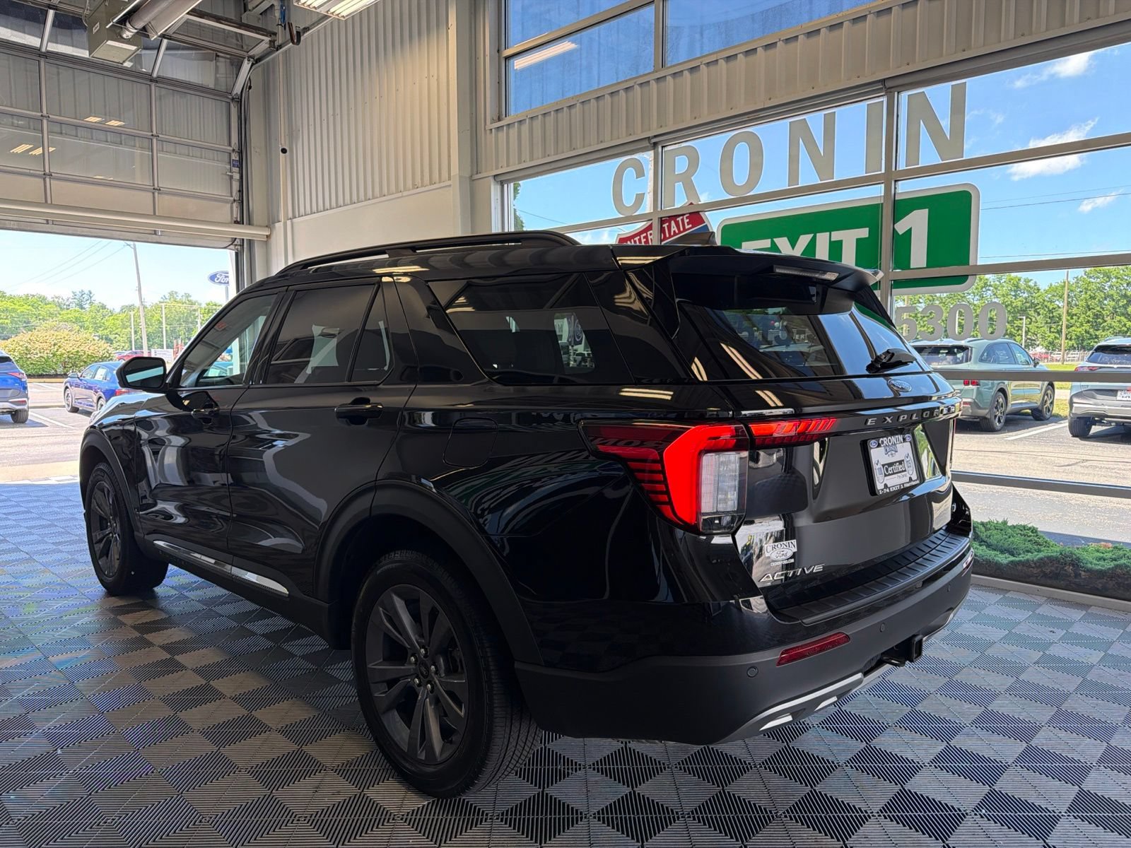 Used 2025 Ford Explorer Active w/ Active Comfort Package AWD/4WD image 4