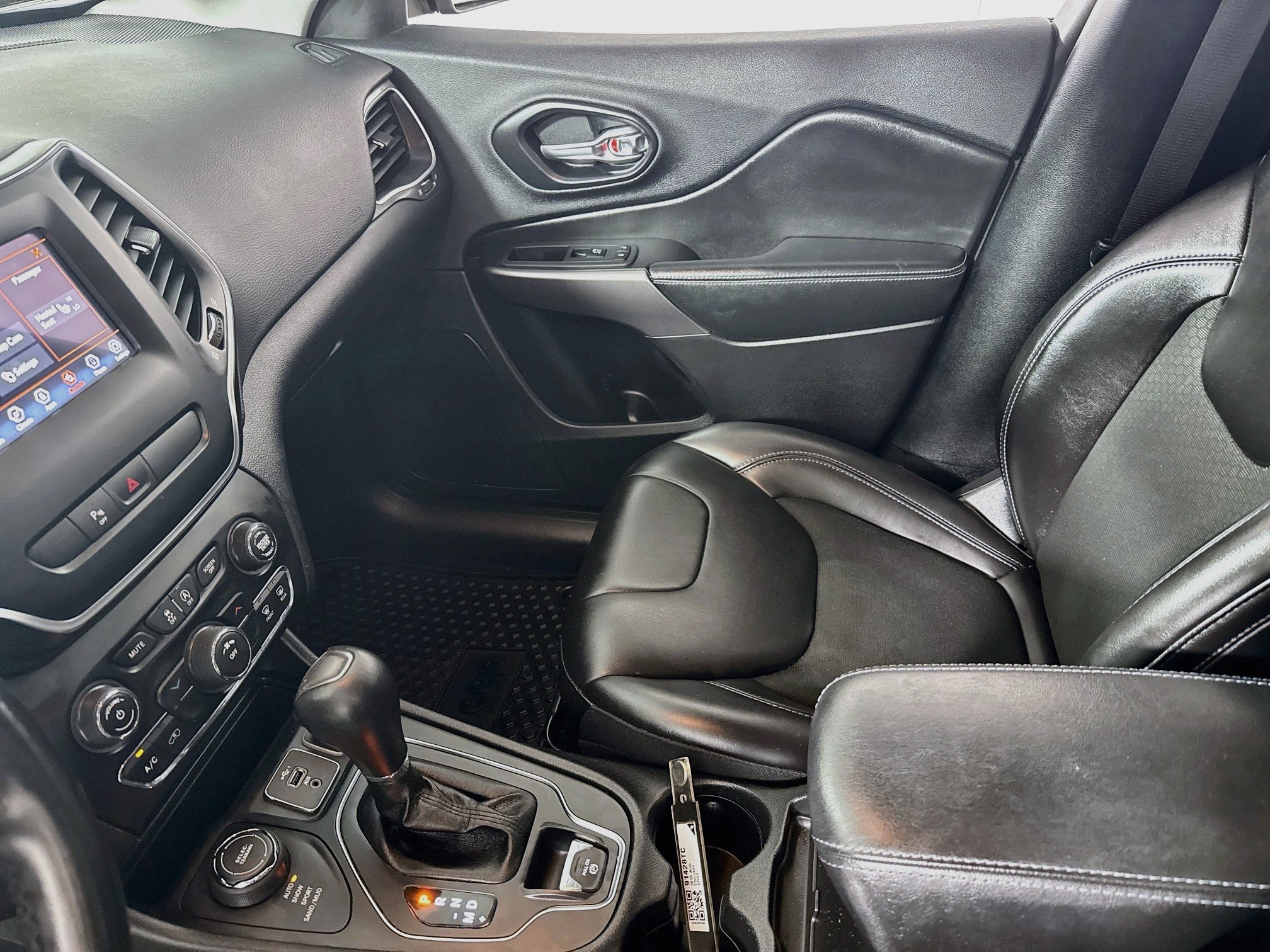 Used 2019 Jeep Cherokee Latitude Plus w/ Cold Weather Group AWD/4WD image 23