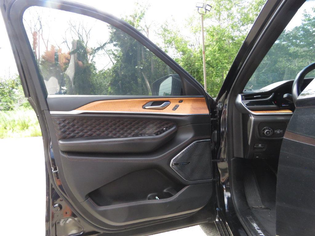 Used 2023 Jeep Grand Cherokee Summit AWD/4WD image 9