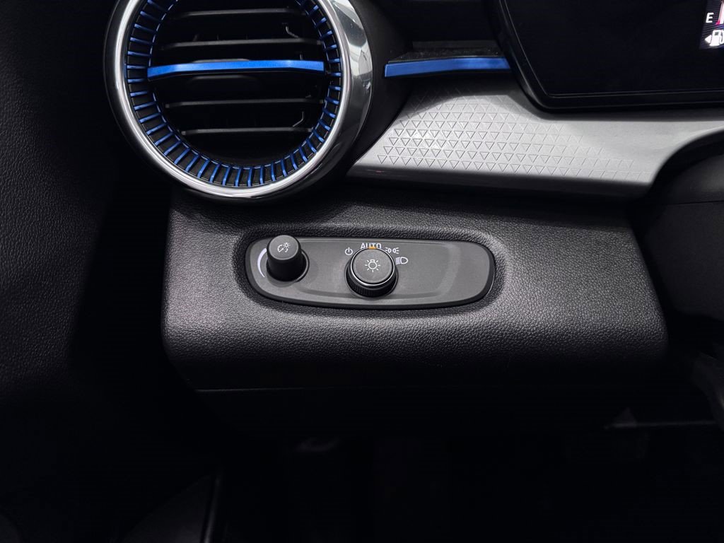 Certified 2025 Chevrolet Trax LT w/ LT Convenience Package image 23