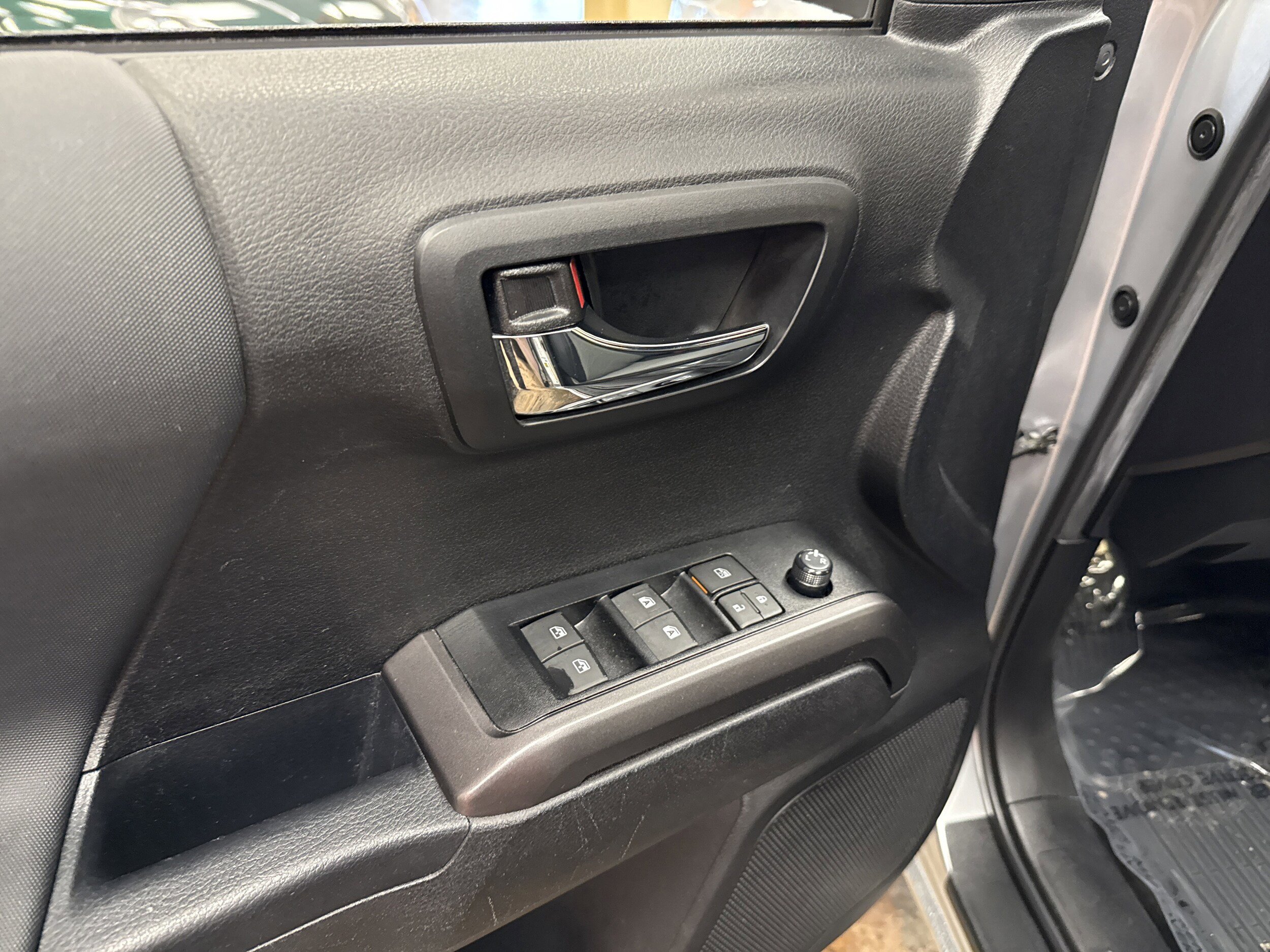 Used 2022 Toyota Tacoma TRD Off-Road AWD/4WD image 25
