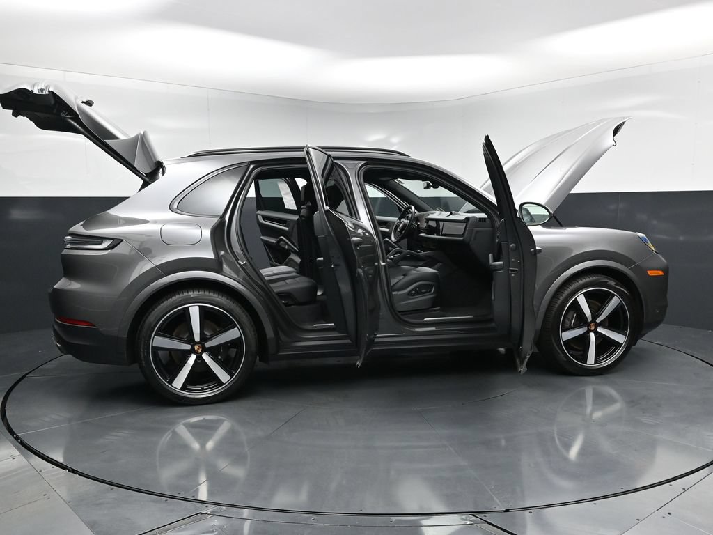 Certified 2025 Porsche Cayenne AWD/4WD image 34