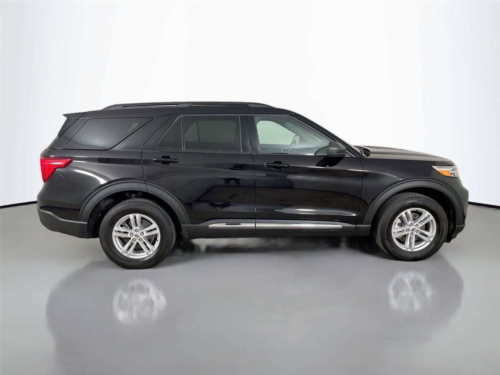 Used 2024 Ford Explorer XLT w/ Equipment Group 202A AWD/4WD image 17