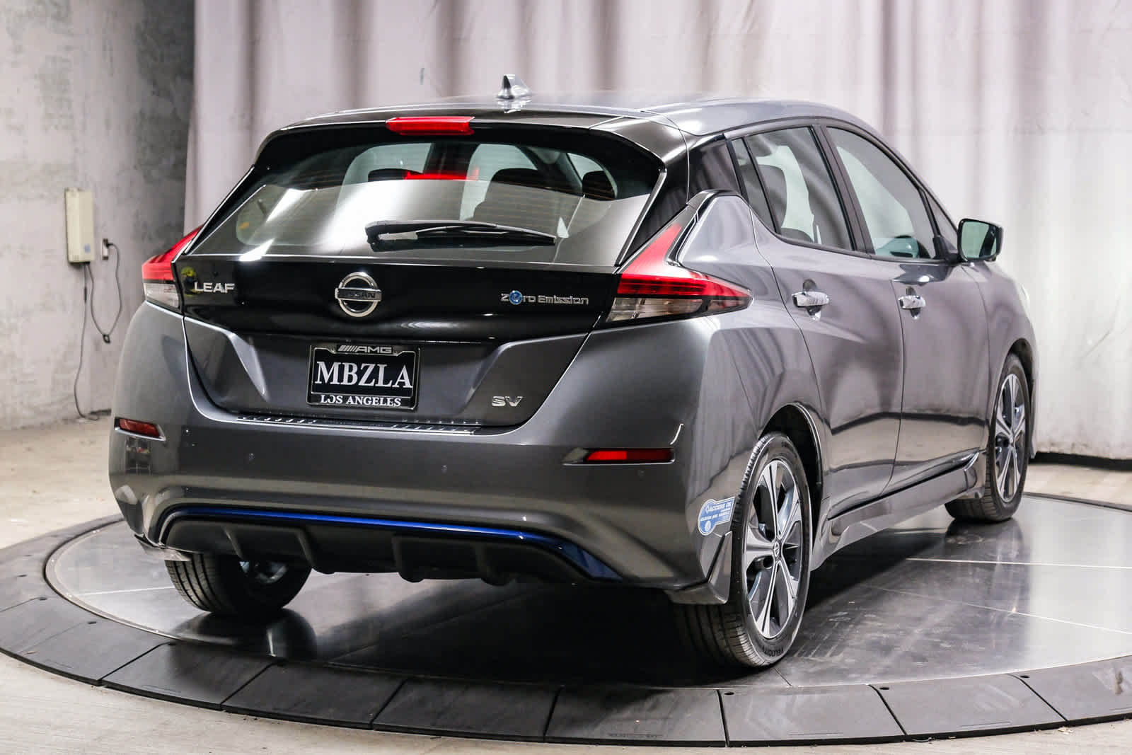 Used 2020 Nissan Leaf SV w/ SV Technology Package FWD image 4