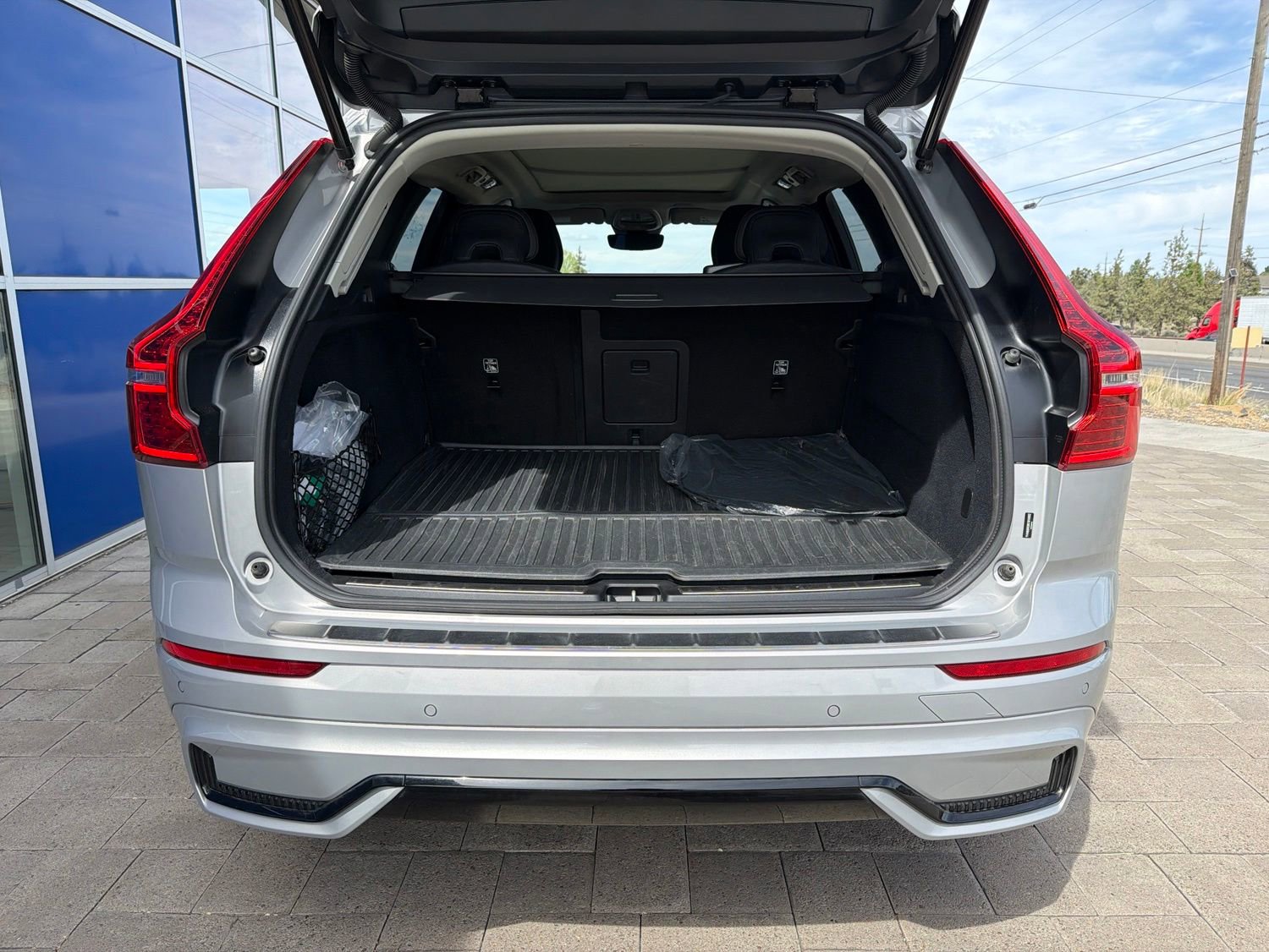 Used 2025 Volvo XC60 T8 Plus w/ Protection Package Premier AWD/4WD image 9