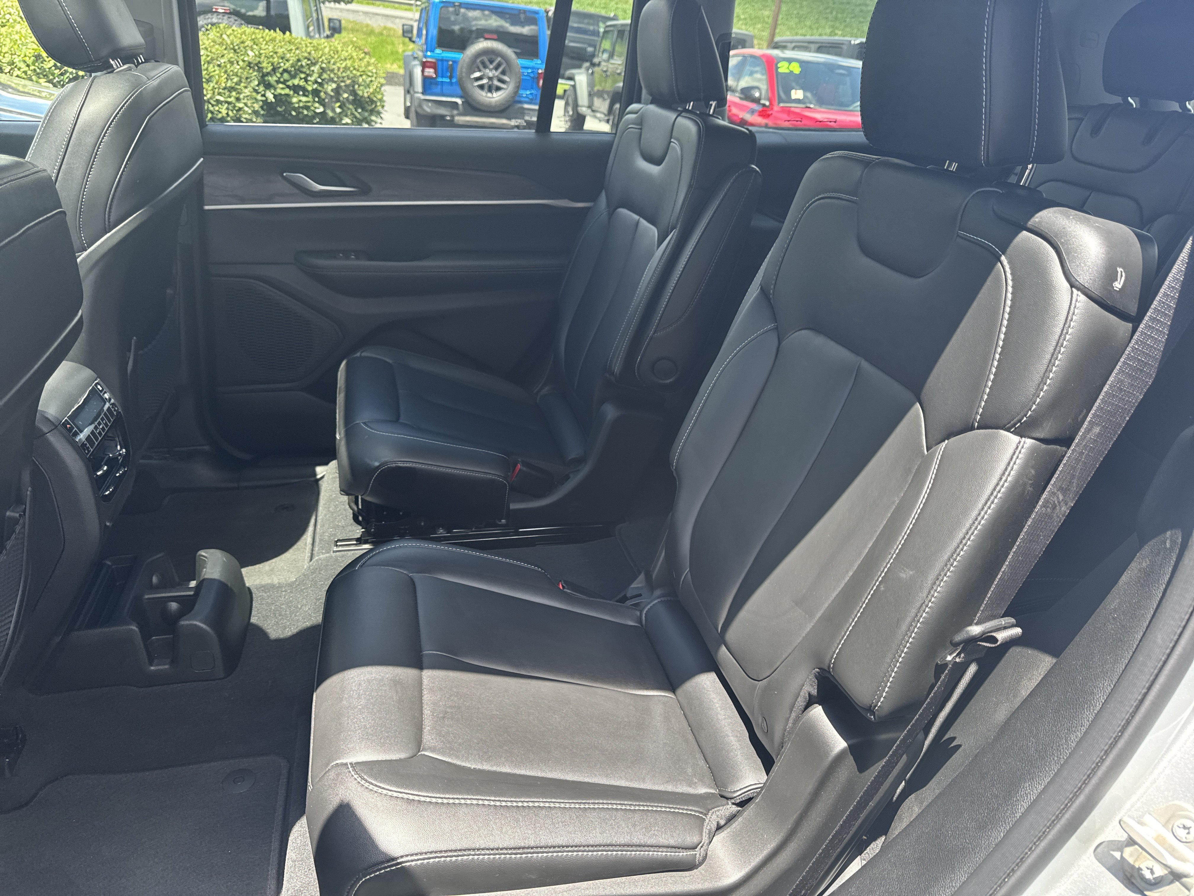 Used 2023 Jeep Grand Cherokee L Limited AWD/4WD image 13